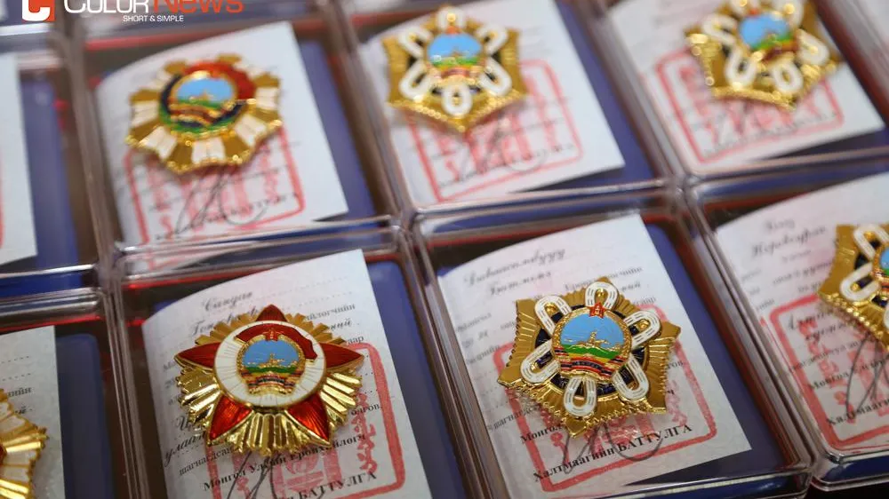 МОНГОЛ УЛСЫН ЕРӨНХИЙЛӨГЧИЙН ЗАРЛИГААР ТӨРИЙН ДЭЭД ОДОН, МЕДАЛЬ ГАРДУУЛЛАА.