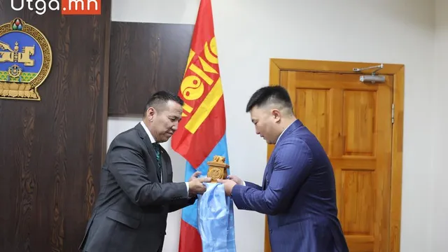 ОРХОН АЙМАГ БАЯН-ӨНДӨР СУМЫН ЗАСАГ ДАРГА БУЯНТӨГСИЙН МӨНХБАЯР ҮҮРЭГТ АЖЛАА ХҮЛЭЭН АВЧ, ТАМГА ТЭМДЭГЭЭ ГАРДАН АВЛАА